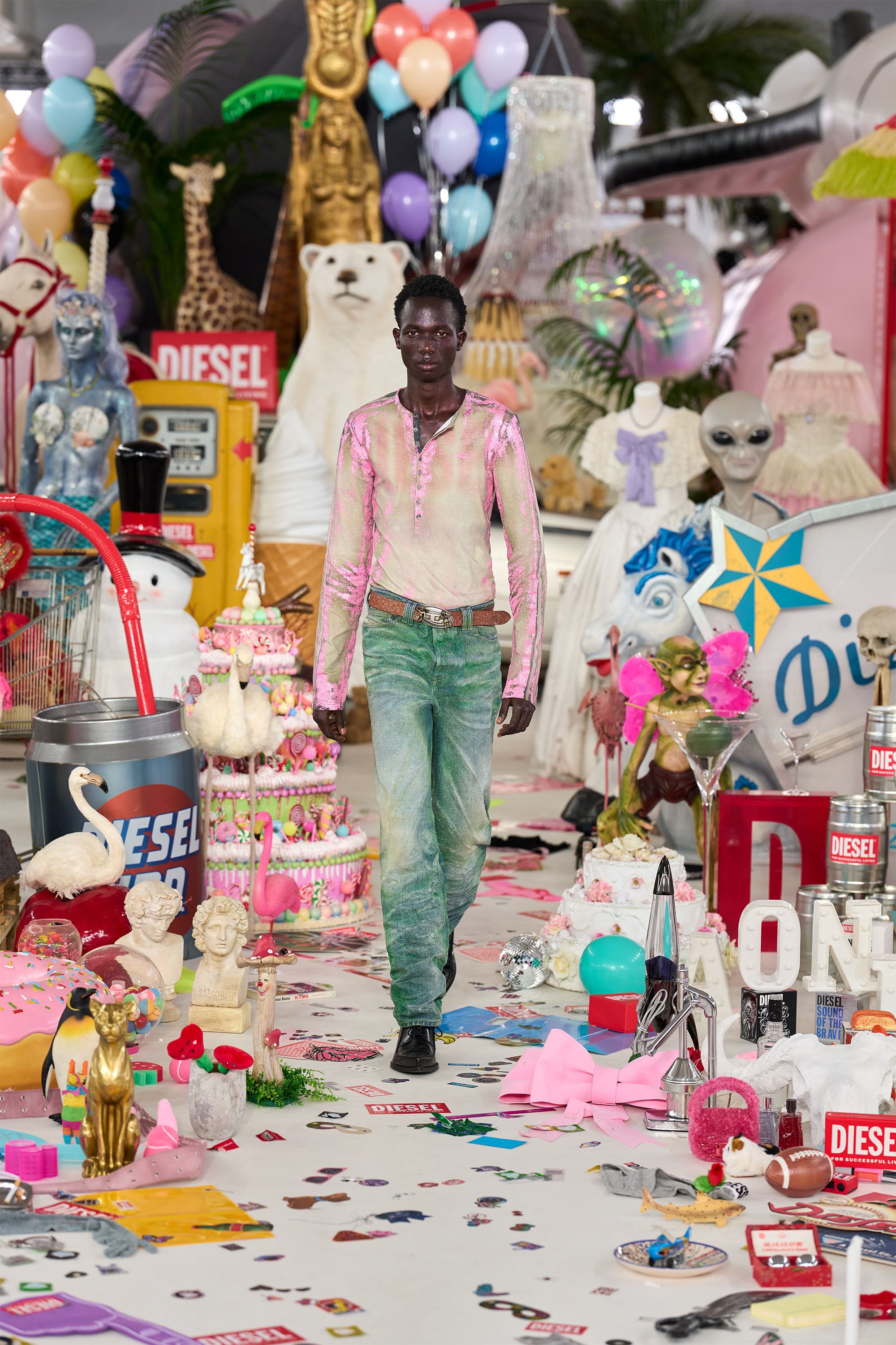 Diesel - B-OVAL ANGELS 35, Woman's 3.5cm leather belt with cherub Oval D buckle in Brown - 4