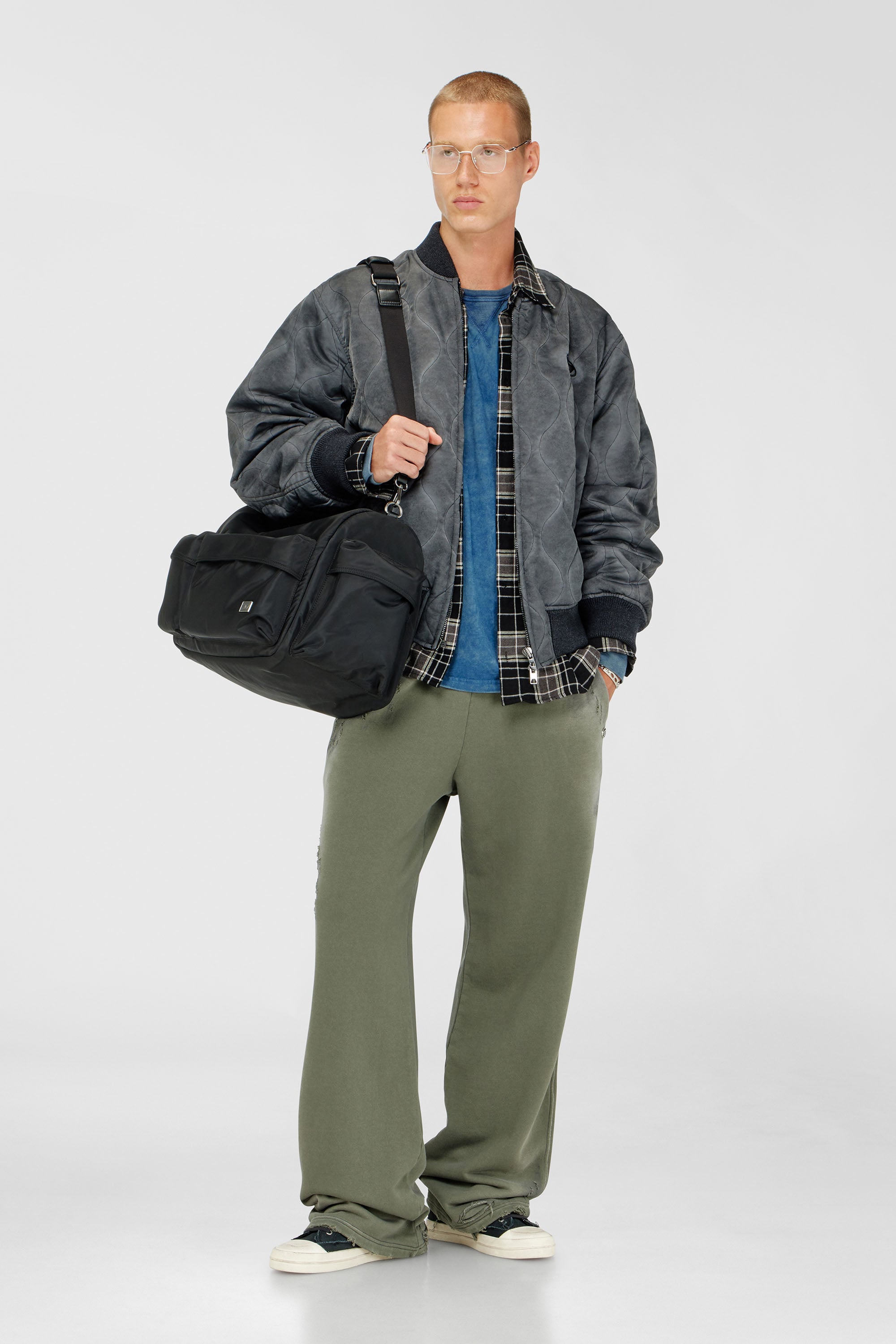 Diesel - P-KEITH, Man's Cotton sweatpants with destroyed effect in Military Green - 1